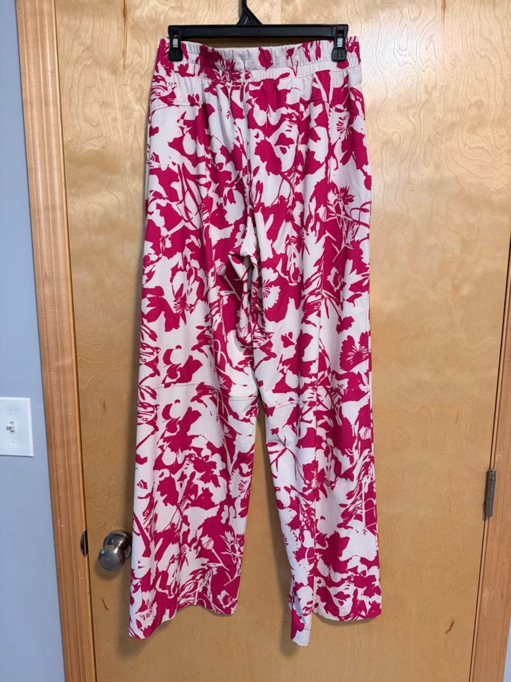 lululemon athletica Wide-Leg Floral Pants in Magenta and Cream - Picture 10 of 11